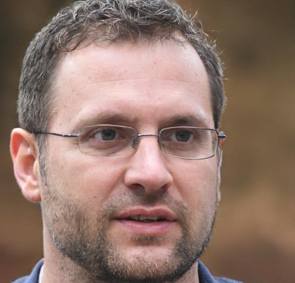 Instructor especializado en estrategia de contenido digital